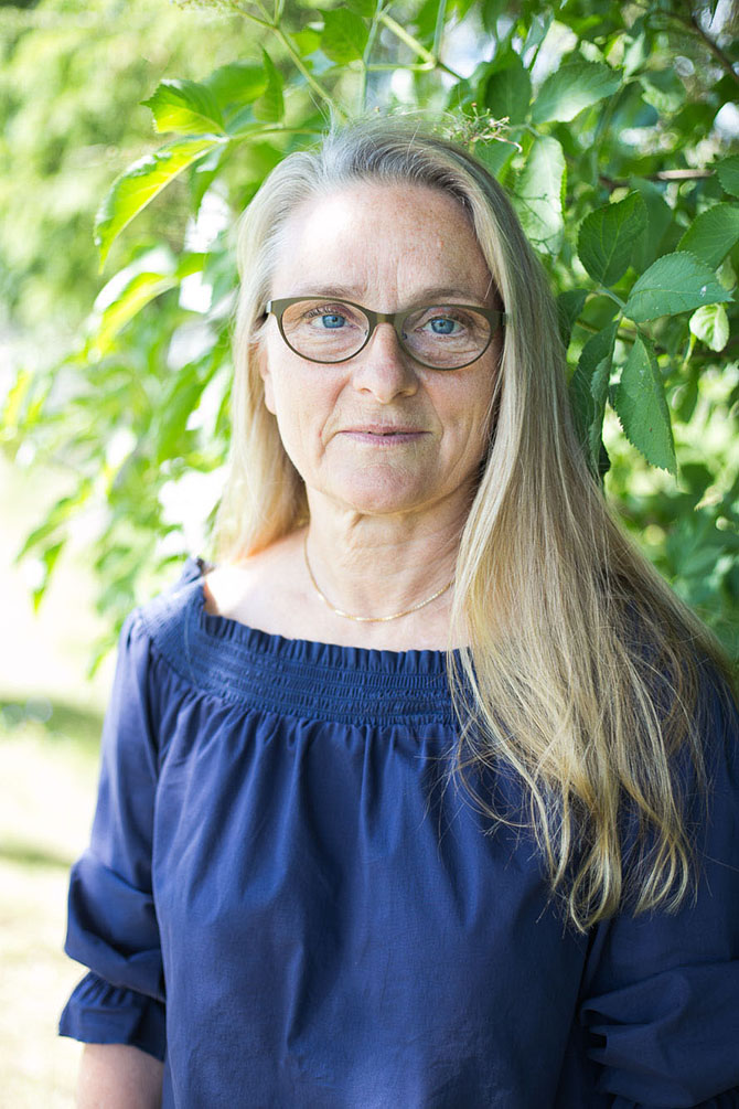 Lotta-Karin smiling in front of a green tree