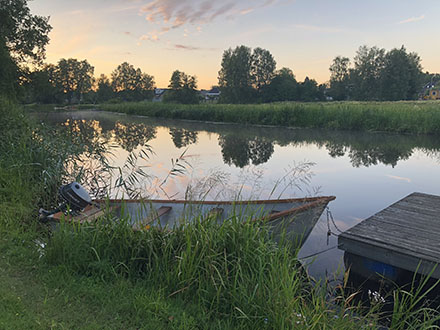 En båt vid en brygga vid Nossan