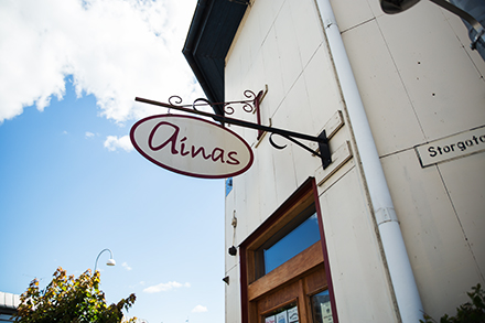 Ainas