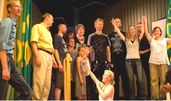 Artisterna i Qigongkabareten år 2008 på sommarkursen nivå 2