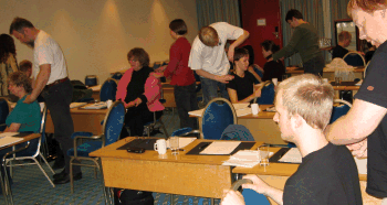 Deltagarna praktiserar TuiNa i Bergen 2005