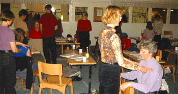 Deltagarna provar akupunkt TuiNa